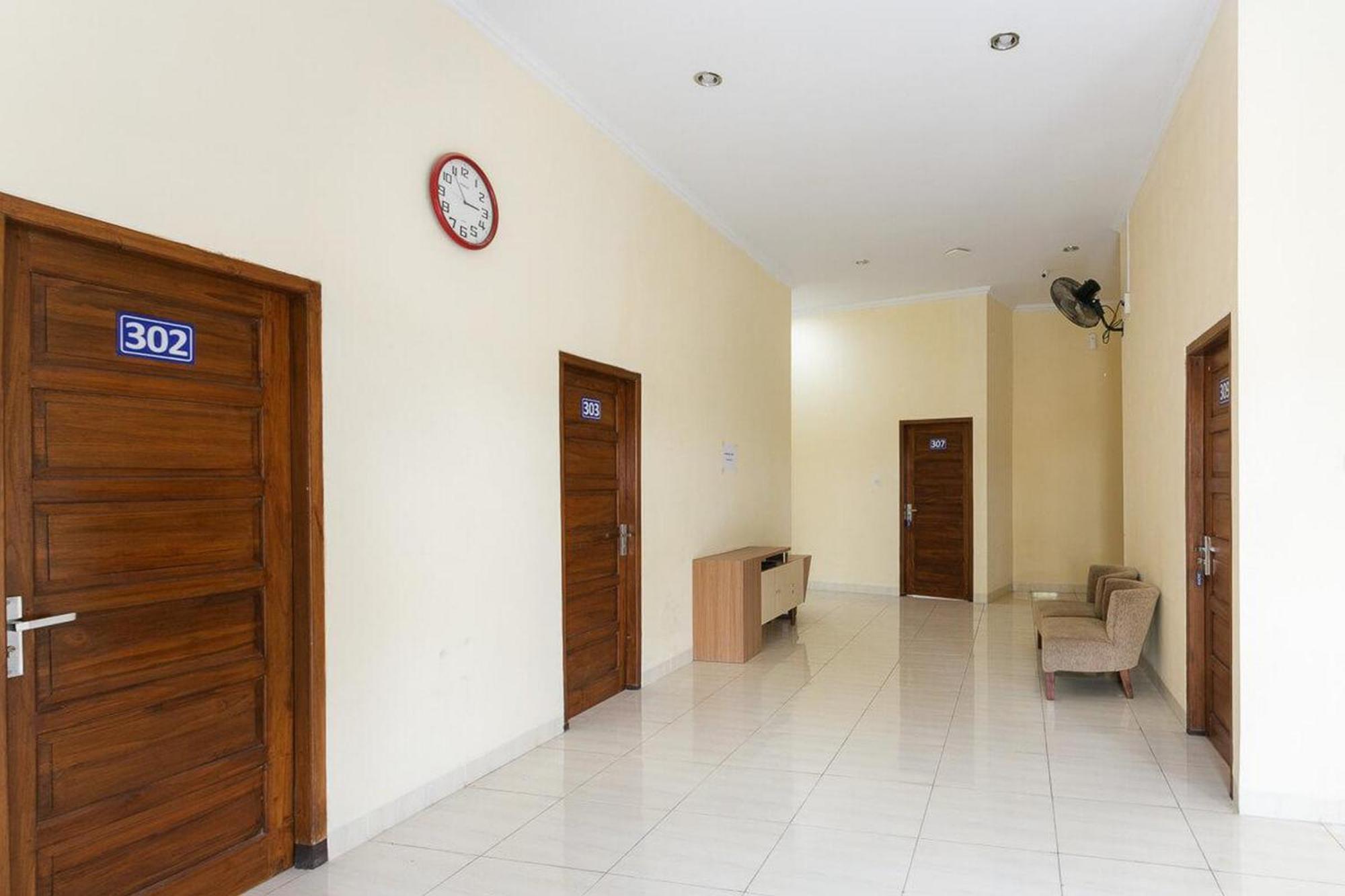Hotel Reddoorz Syariah Near Purwosari Train Station Solo Exterior foto