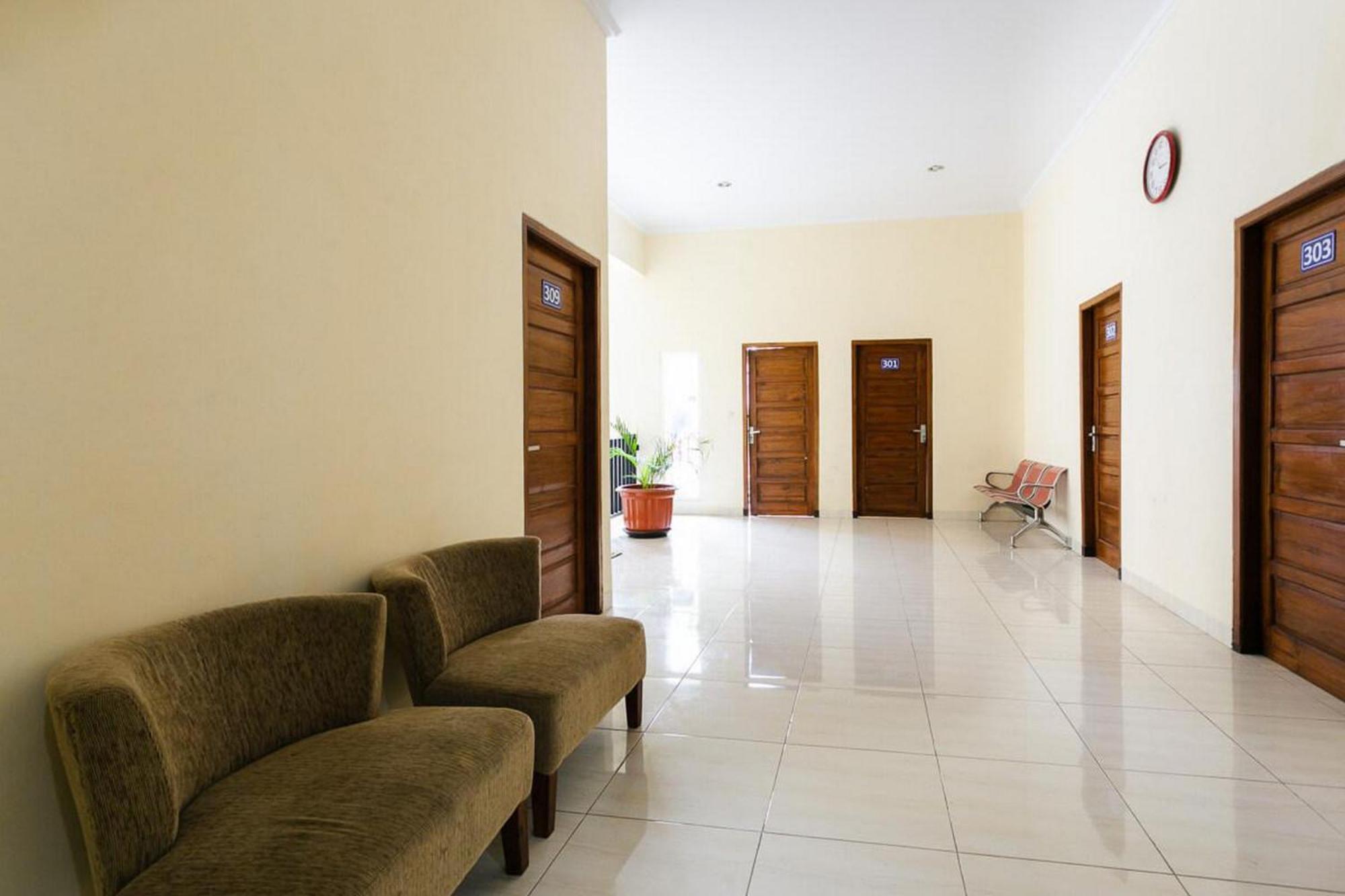 Hotel Reddoorz Syariah Near Purwosari Train Station Solo Exterior foto